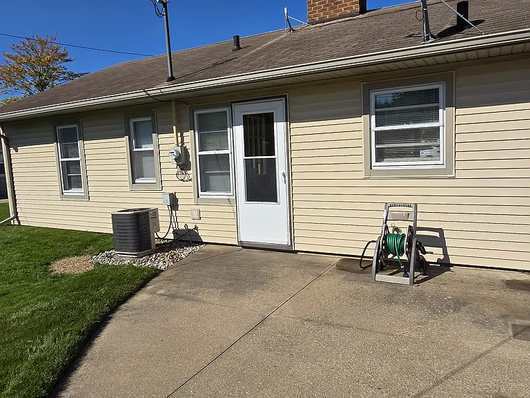 848 Hunt Ave — Photo 2