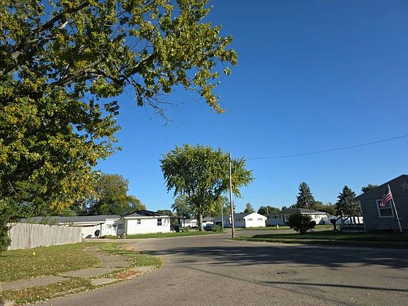 5th image of 1075 Meadow Ln