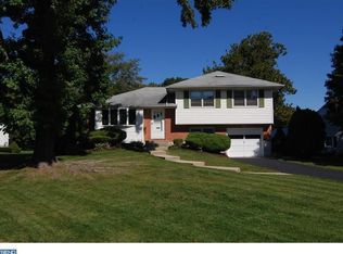 8 Shakespeare Dr, Sinking Spring, PA 19608