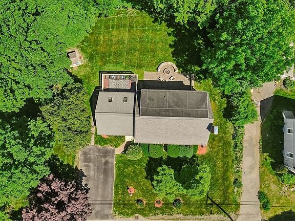 4th image of 100 Greenwood St