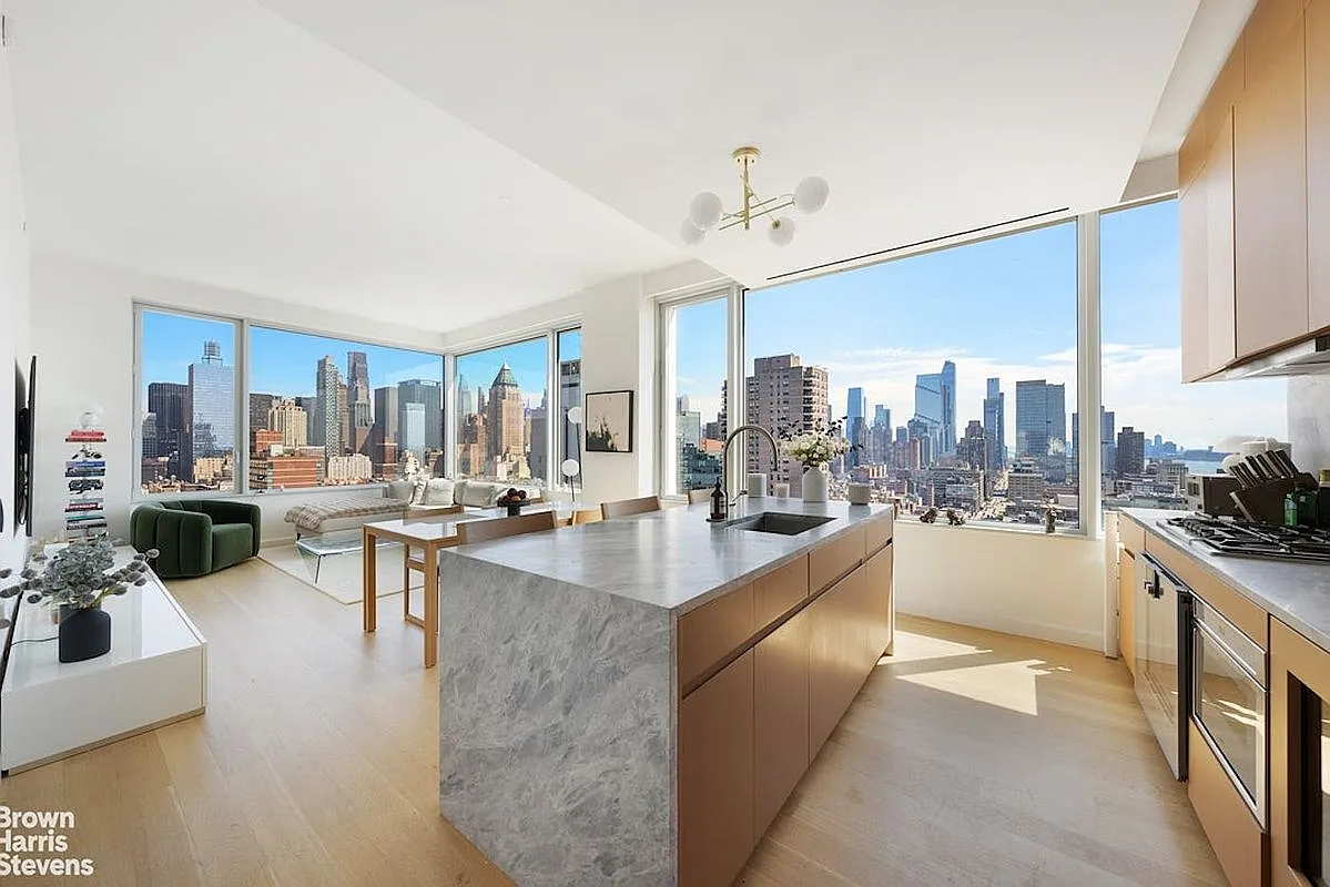 611 W 56th St APT 25A photo 1
