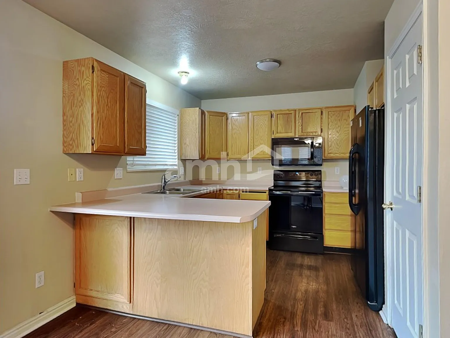 6 bed, 2.0 bath, 1900 sqft, $2,430 — Photo 3