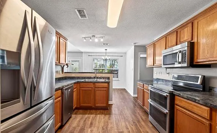 3 bed, 1702 sqft, $1,950 — Photo 2