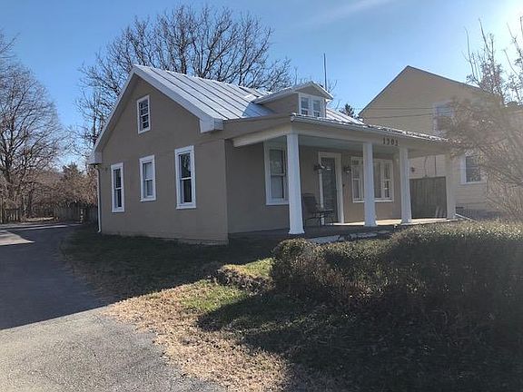 Walking distance to post office, Middle School, public library, several restaurants and local businesses. Walk or bike to Bolivar Heights, Harpers Ferry and local park.