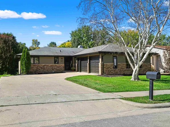 2677 Knob Hill Dr, Dubuque, IA 52003