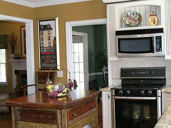 Granite Kit w/Stainless Steel Appliances/New Tile Flooring