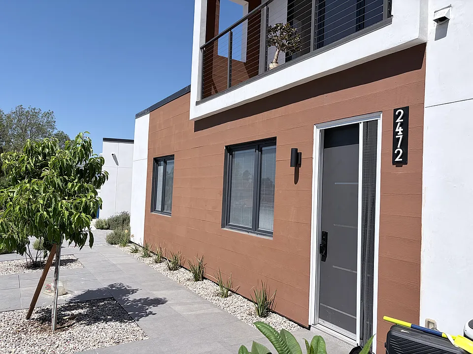 2472 Desire Ave