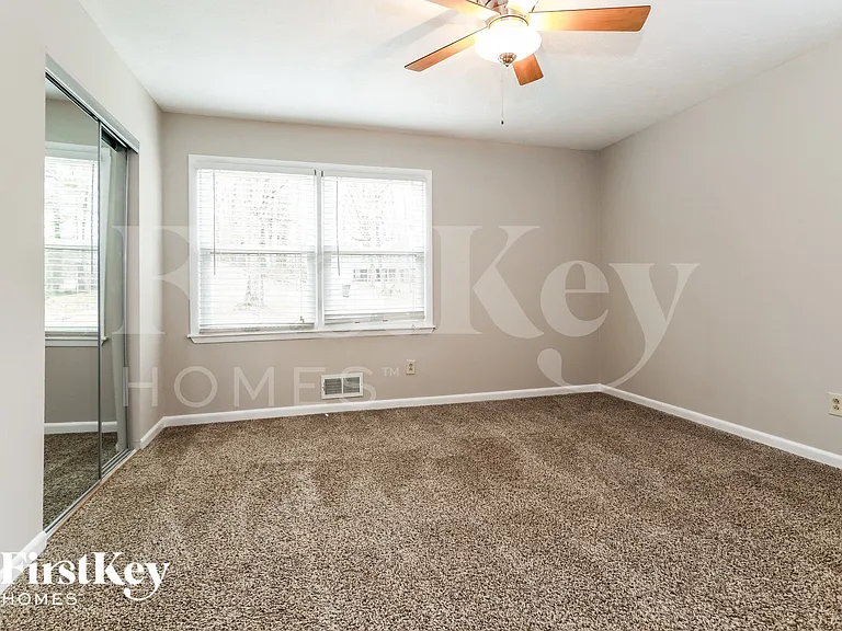 2324 Sussex Ct — Photo 7