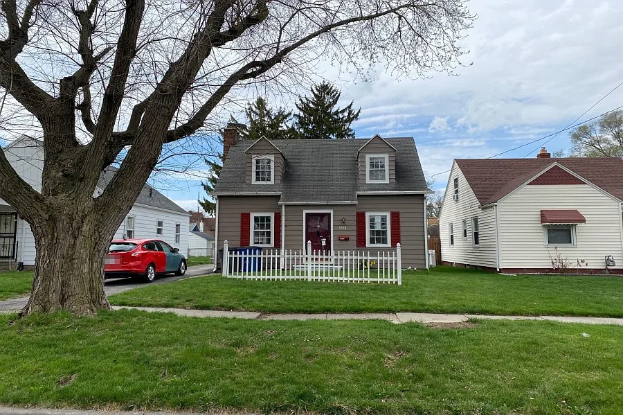 4521 Burnham Ave photo 1