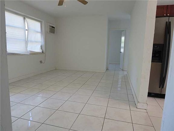 4th image of 20 NW 121st St
