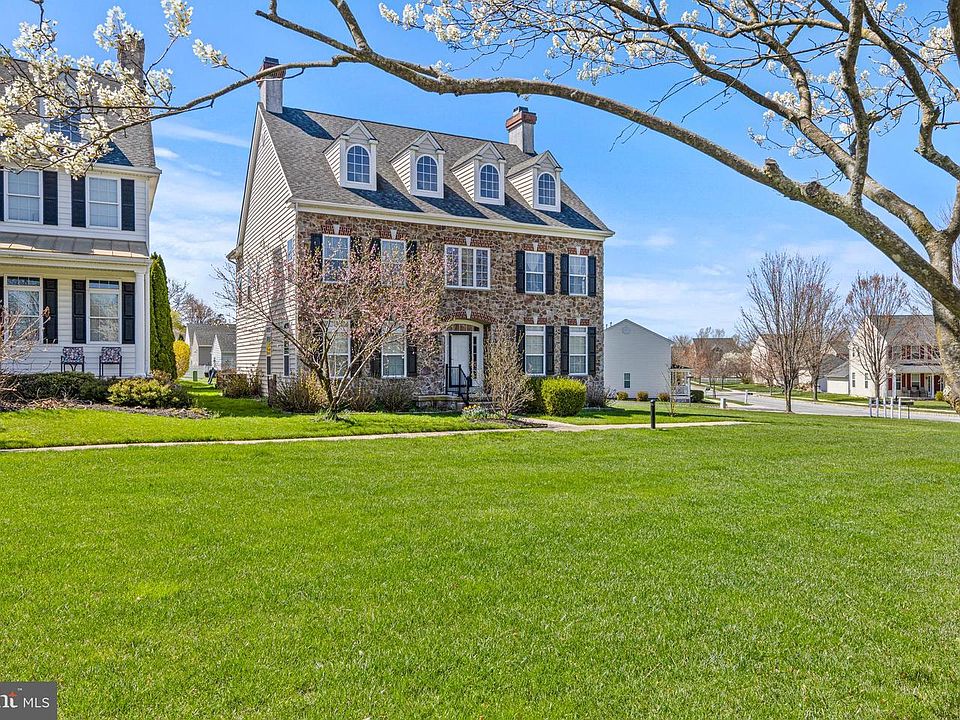 1st image of 804 Wren Ln