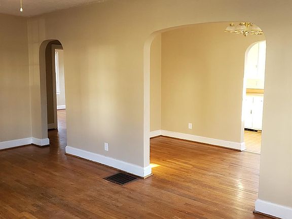 2nd image of 120 & 120-1/2 E Walnut St