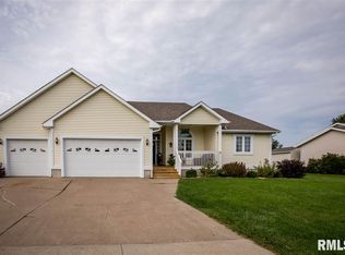 1924 9th St, Camanche, IA 52730