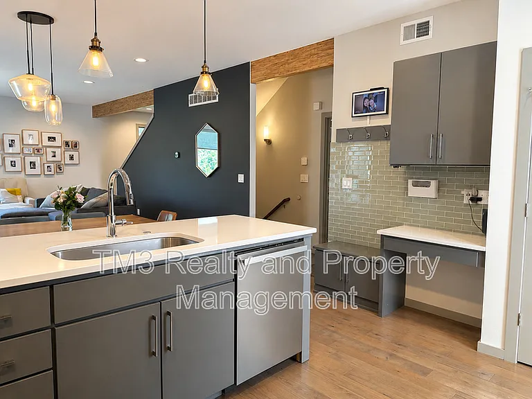 2436 Forest Ave — Photo 10