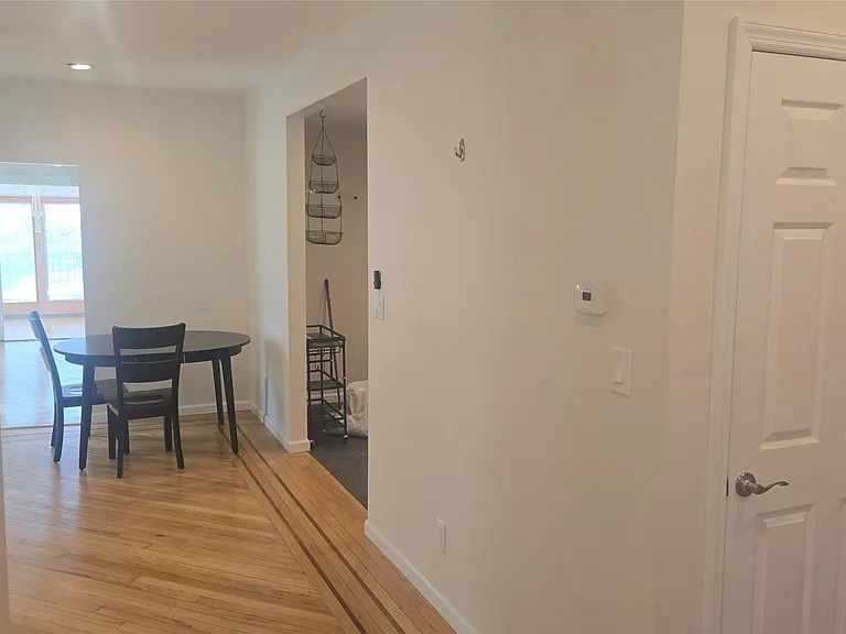 229 E Walnut St — Photo 7