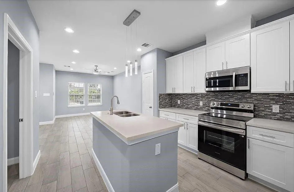 3 bed, 2.0 bath, 1178 sqft, $1,900 — Photo 4