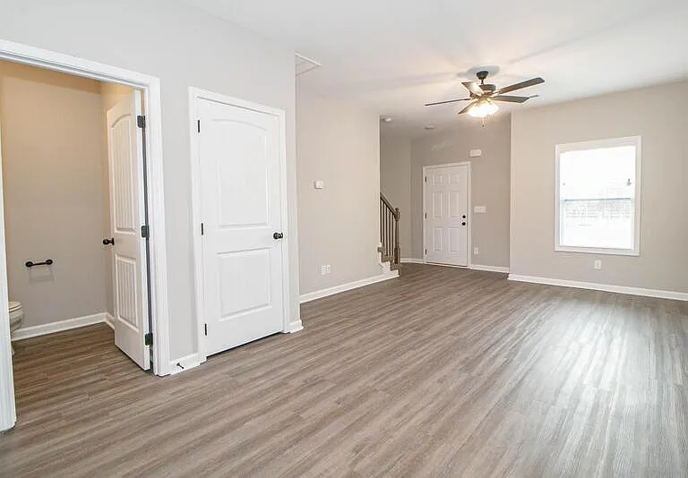 1115 Hillwood Dr — Photo 3