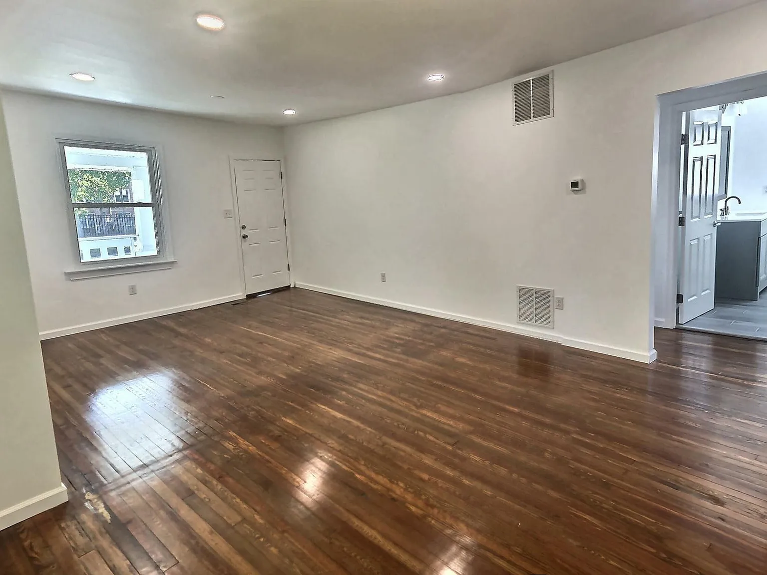 52 Carpenter St — Photo 4