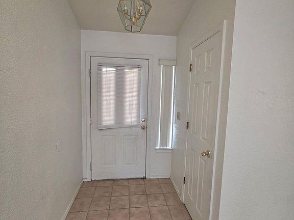 5th image of 991 Sunnycrest Dr