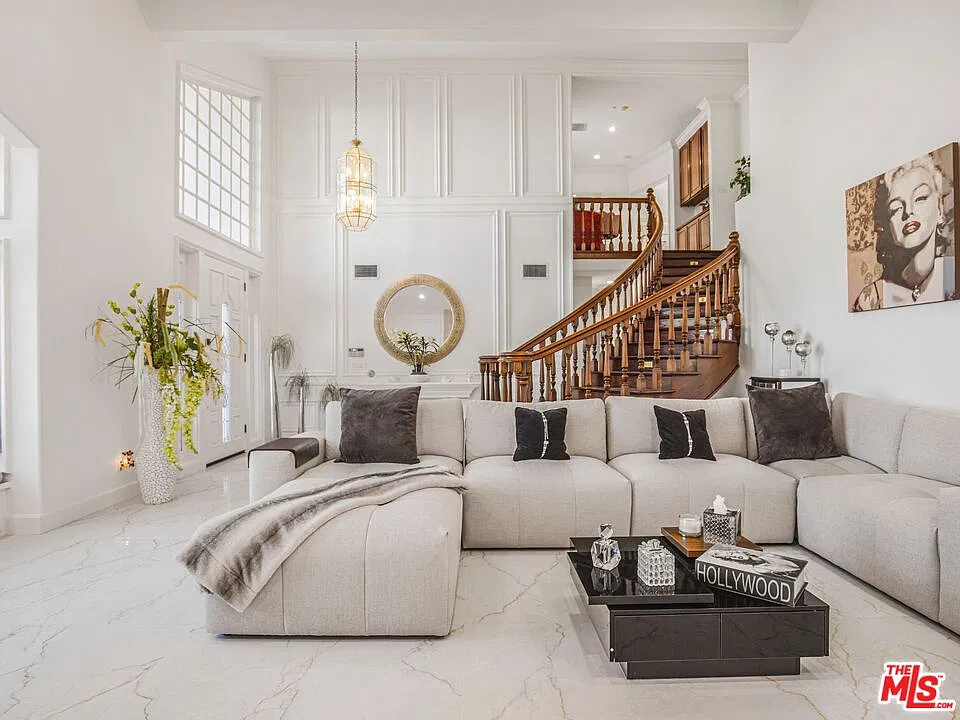 5 bed, 5.0 bath, 4037 sqft, $9,800 — Photo 3
