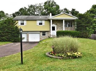 54 Pin Oak Dr, Telford, PA 18969