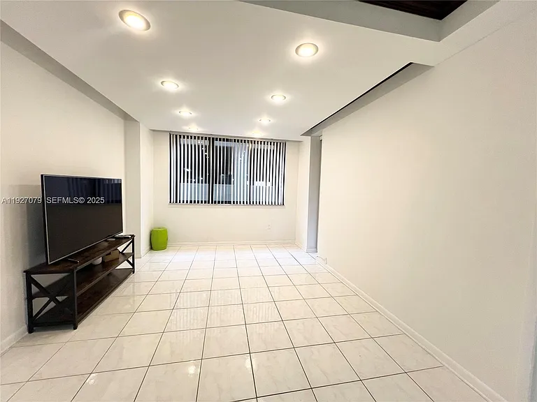 540 Brickell Key Dr — Photo 9