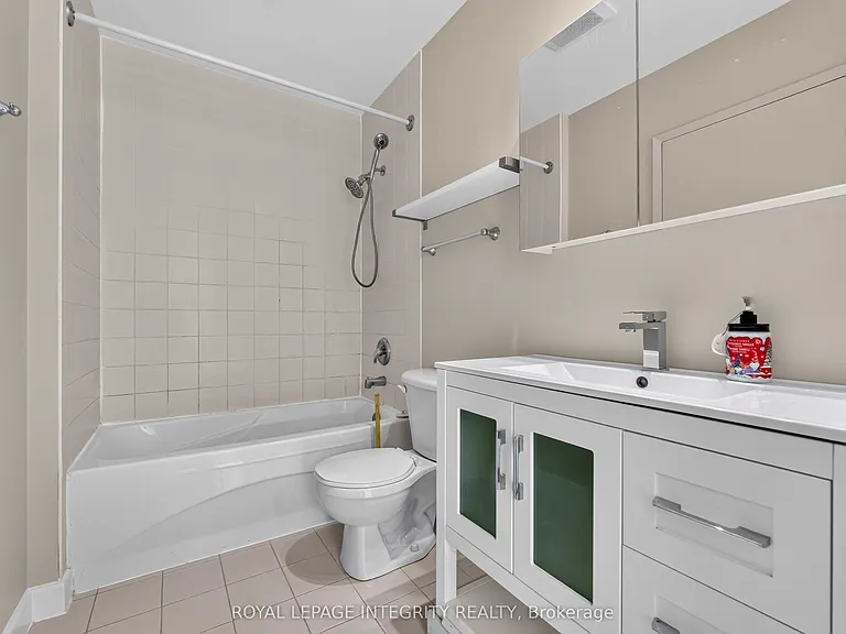 180 York St #909 — Photo 18
