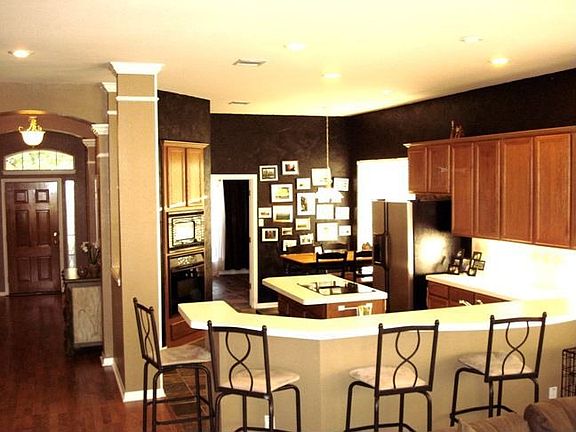 Open Kitchen w/Cooktop Island