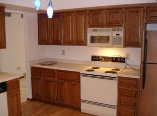 10 Oak Creek Trl, Madison, WI 53717