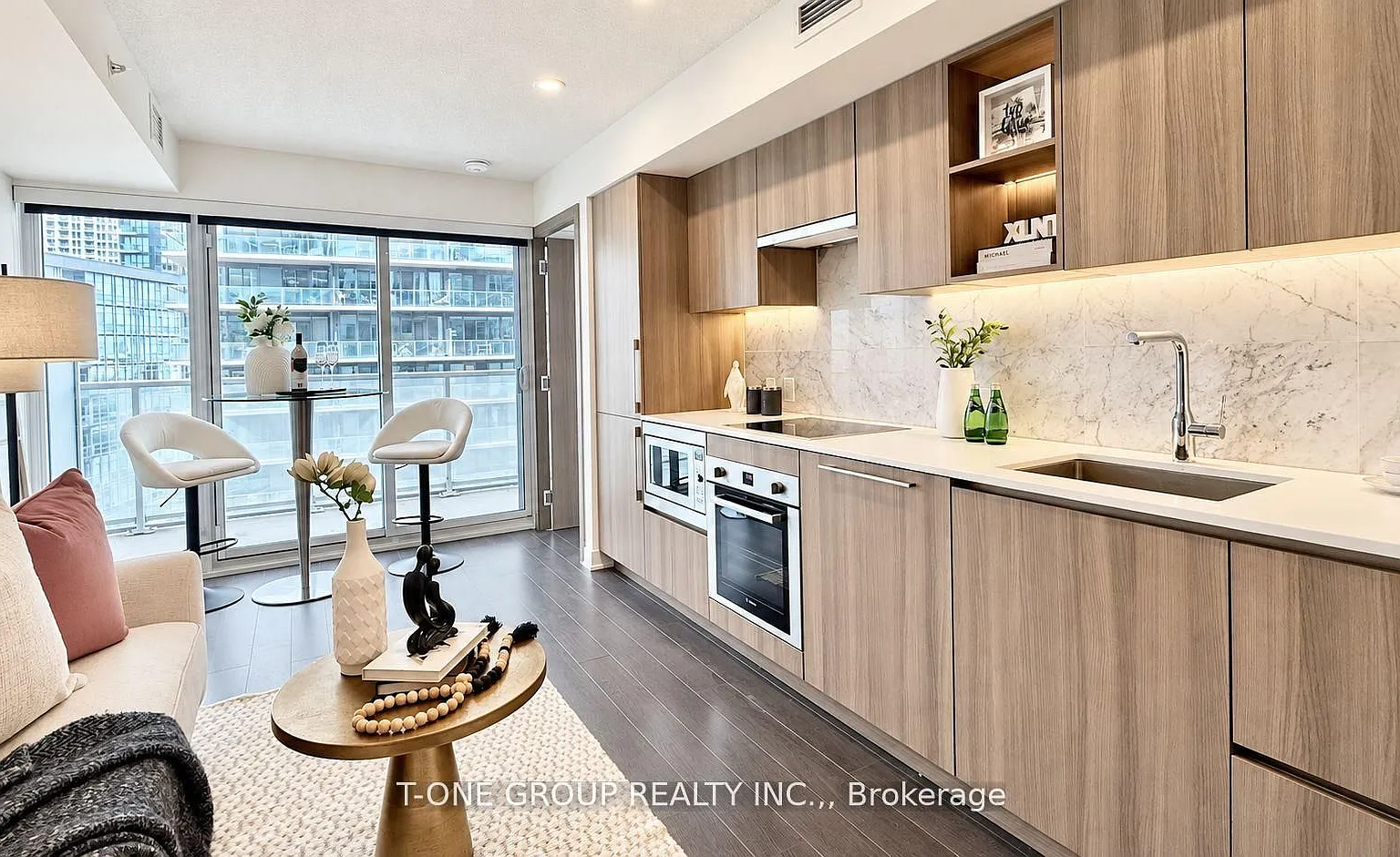 19 Bathurst St — Photo 3
