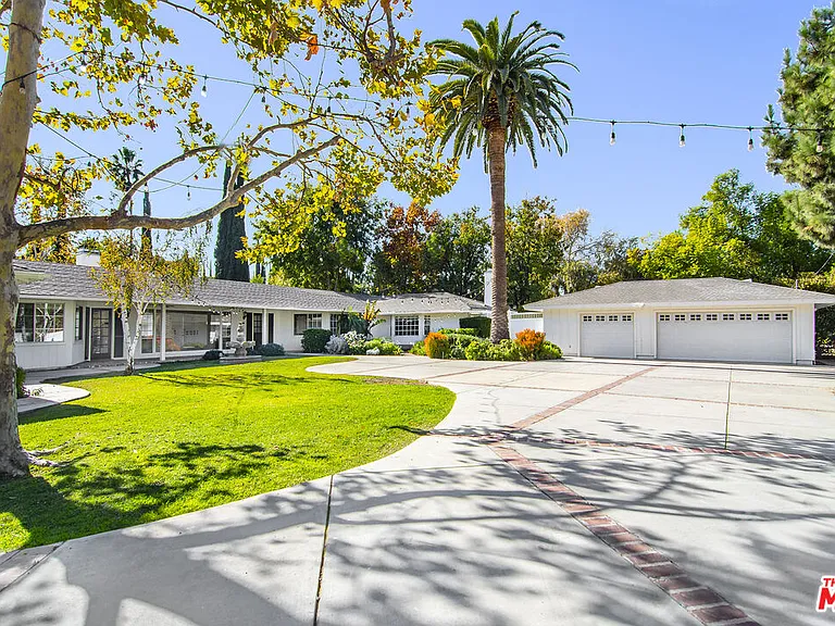 22960 Erwin St — Photo 4