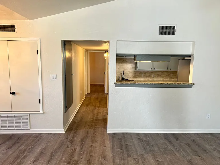 304 Campbell St — Photo 11