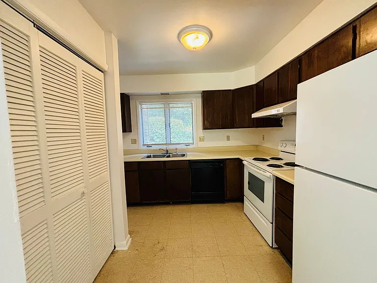 327 Shenandoah Cir — Photo 5