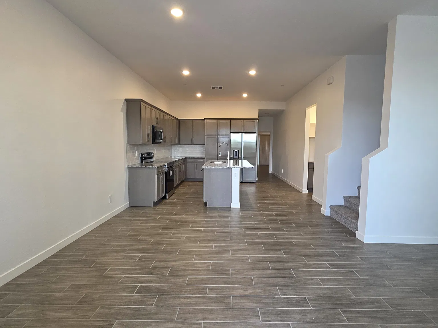 3 bed, 2.5 bath, 1818 sqft, $2,110 — Photo 3