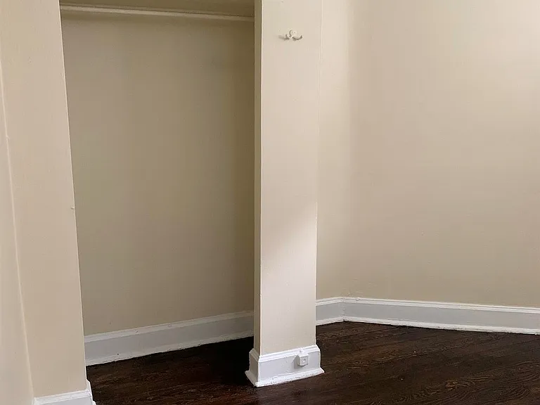 Arts and Crafts Apartments — Photo 16