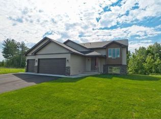 28591 Lakelawn Dr, Lindstrom, MN 55045