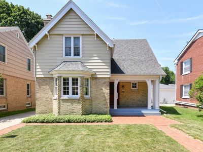 5159 North Santa Monica BOULEVARD, Whitefish Bay, WI, 53217