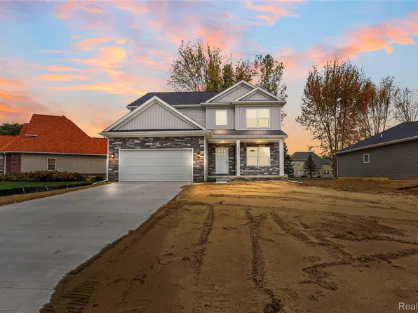 6072 Woodridge Ln, Grand Blanc, MI 48439