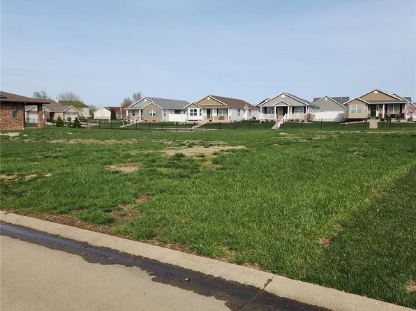 3912 Essex Blvd, Belleville, IL 62226