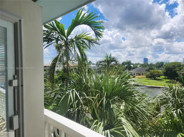 455 Golden Isles Dr APT 305, Hallandale, FL 33009