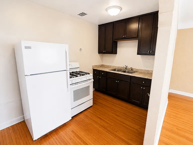 Grand Ave Apartments — Photo 12