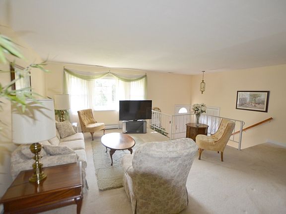 3rd image of 211 Woodland Dr