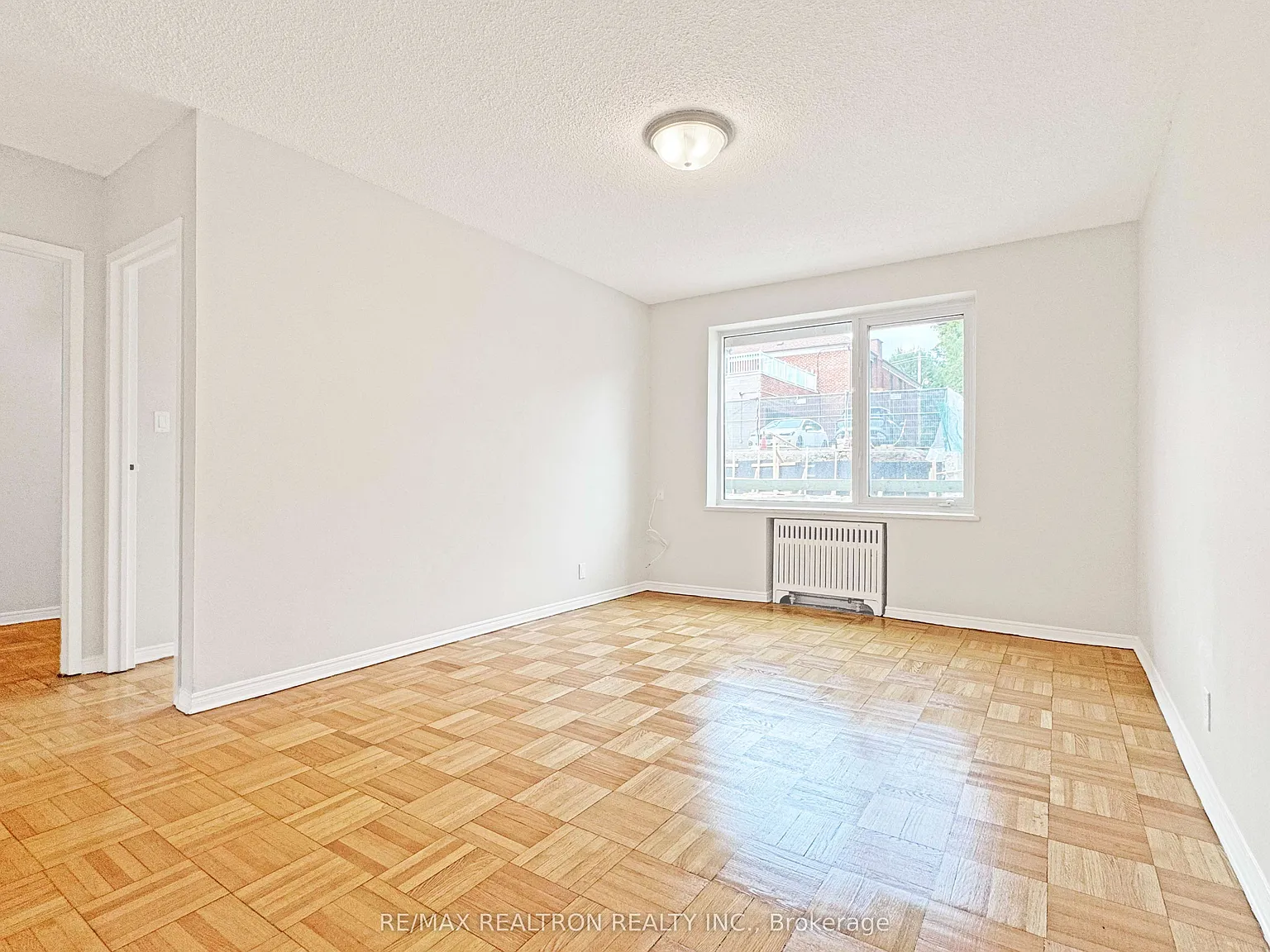 990 Avenue Rd — Photo 2