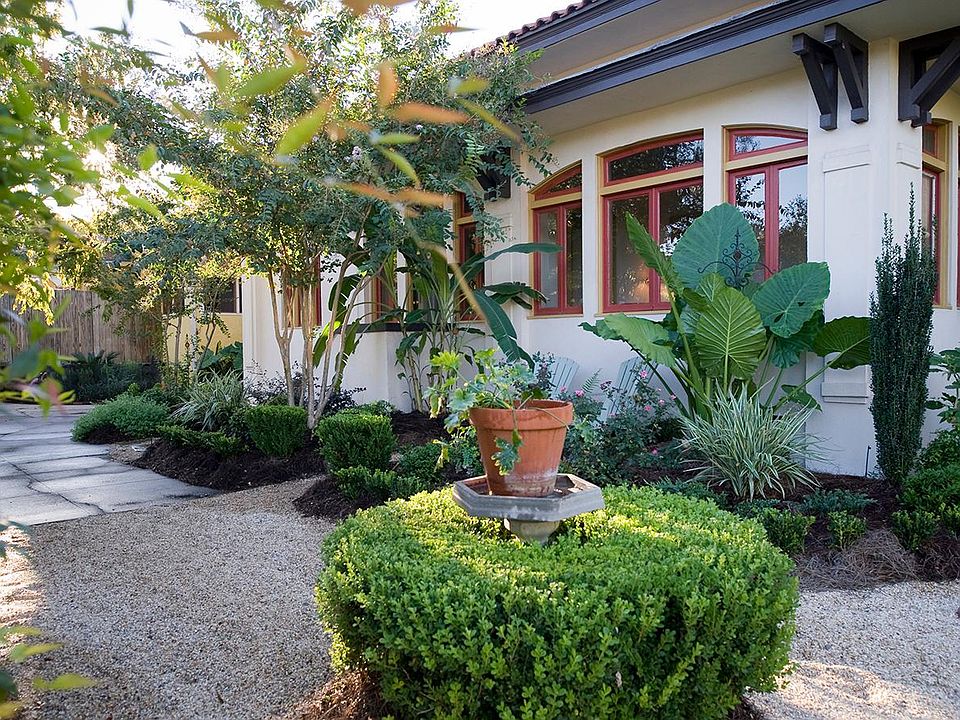 Private Back Yard reserved for renter.