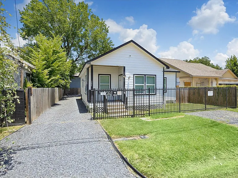 3025 Drew St — Photo 1