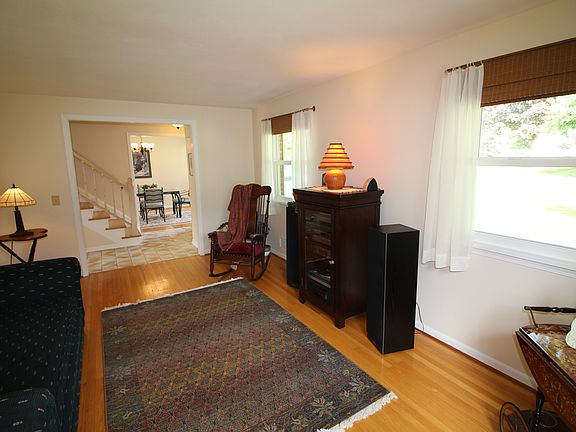 5th image of 51 Manor Hill Dr