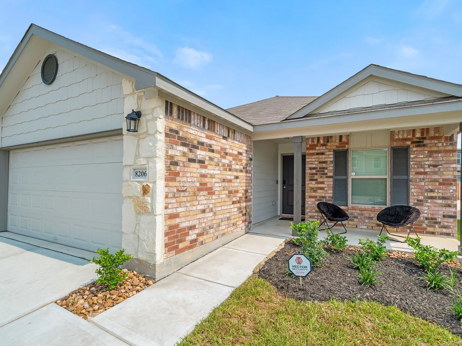 4 bed, $3,700 — Photo 1