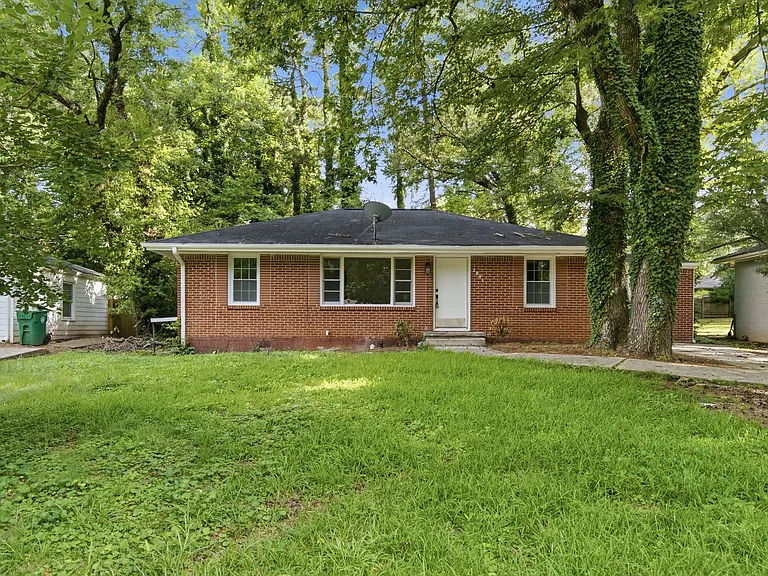 2801 Mitchell Dr — Photo 2