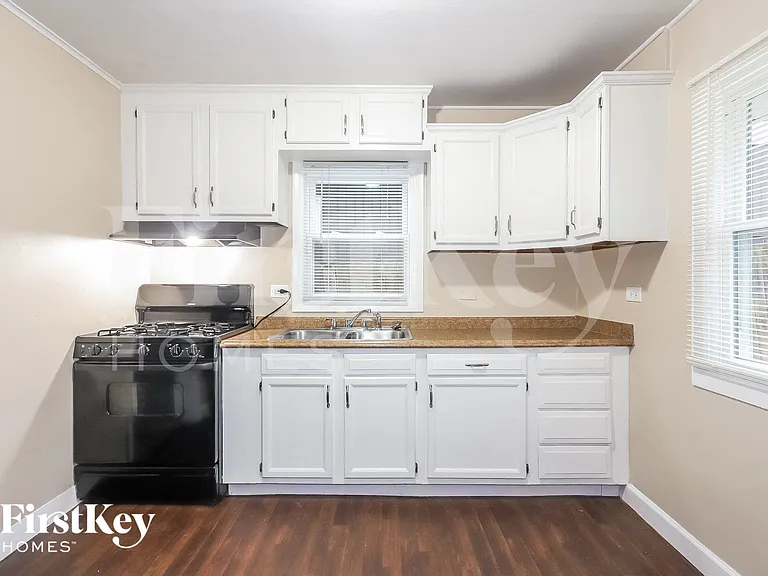 510 E Clarendon Dr — Photo 5