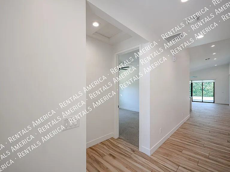 2418 E Amelia Ave — Photo 53